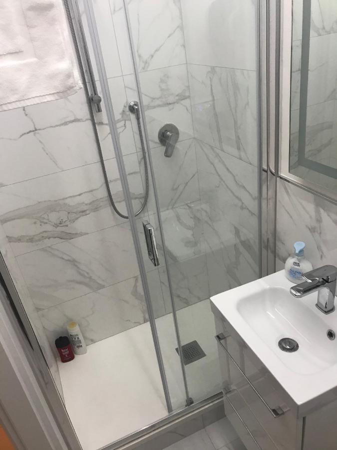 بولونيا Tra Le Torri B&B - Ampia Stanza Privata In Appartamento Con Bagno Privato Accessibile Da Corridoio المظهر الخارجي الصورة