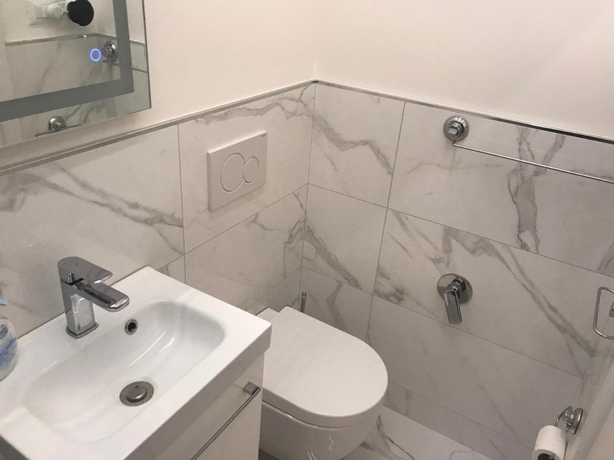 بولونيا Tra Le Torri B&B - Ampia Stanza Privata In Appartamento Con Bagno Privato Accessibile Da Corridoio المظهر الخارجي الصورة